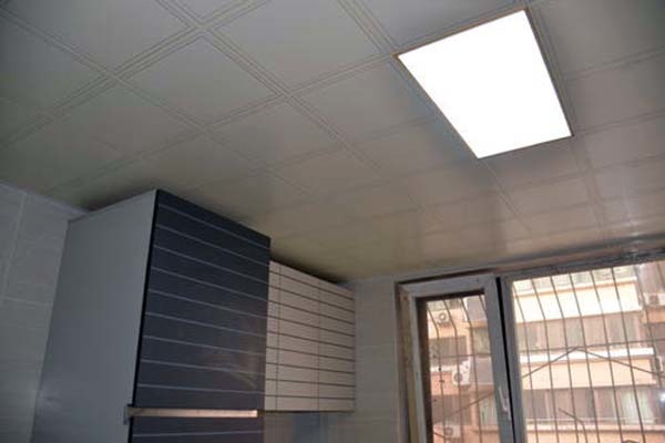 卫生间集成吊顶灯坏了怎么换